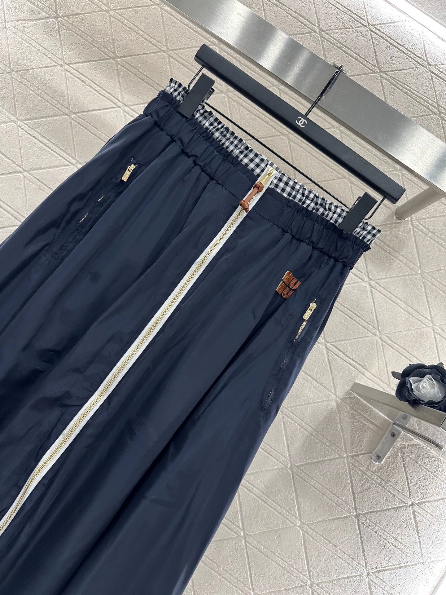 Mi 25 High-waisted zippered skirt
