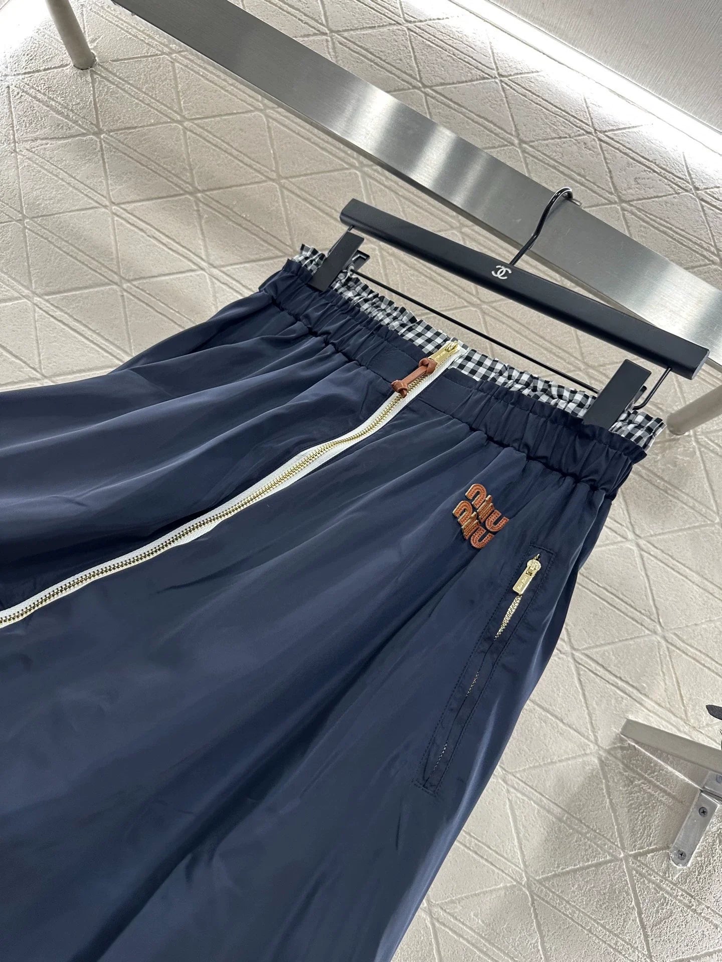 Mi 25 High-waisted zippered skirt