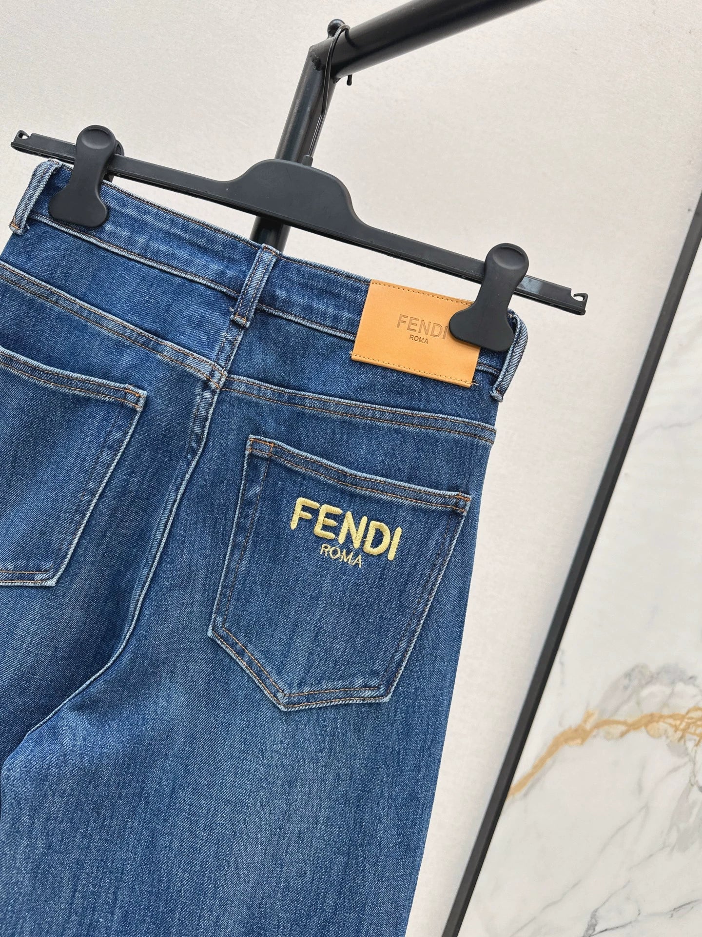 25fw Logo triangle decoration straight leg jeans