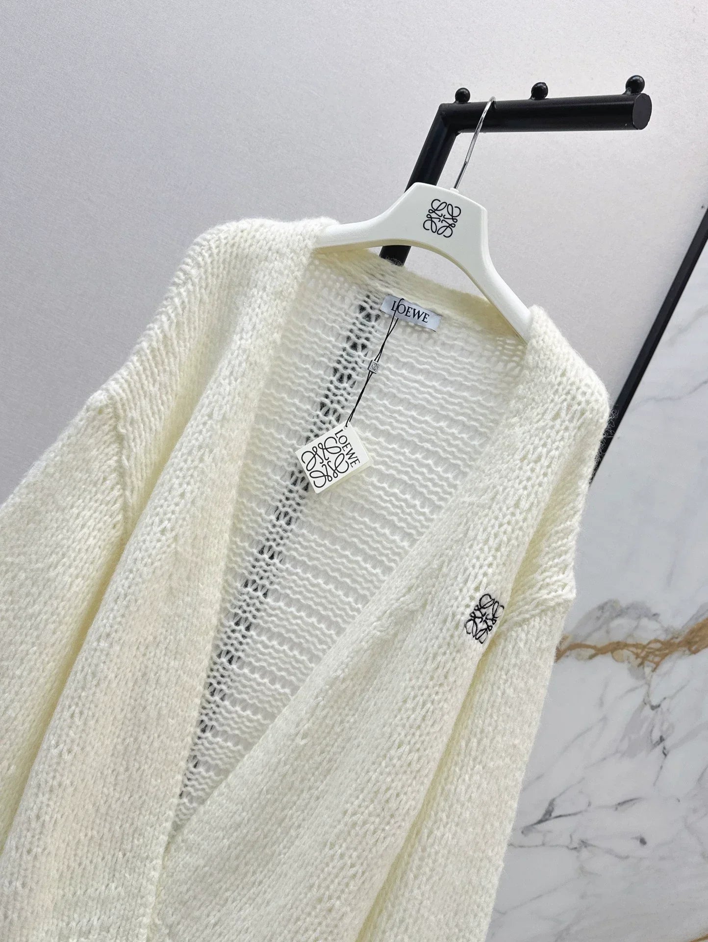 25 Embroidered decorative V-neck knitted silhouette cardigan