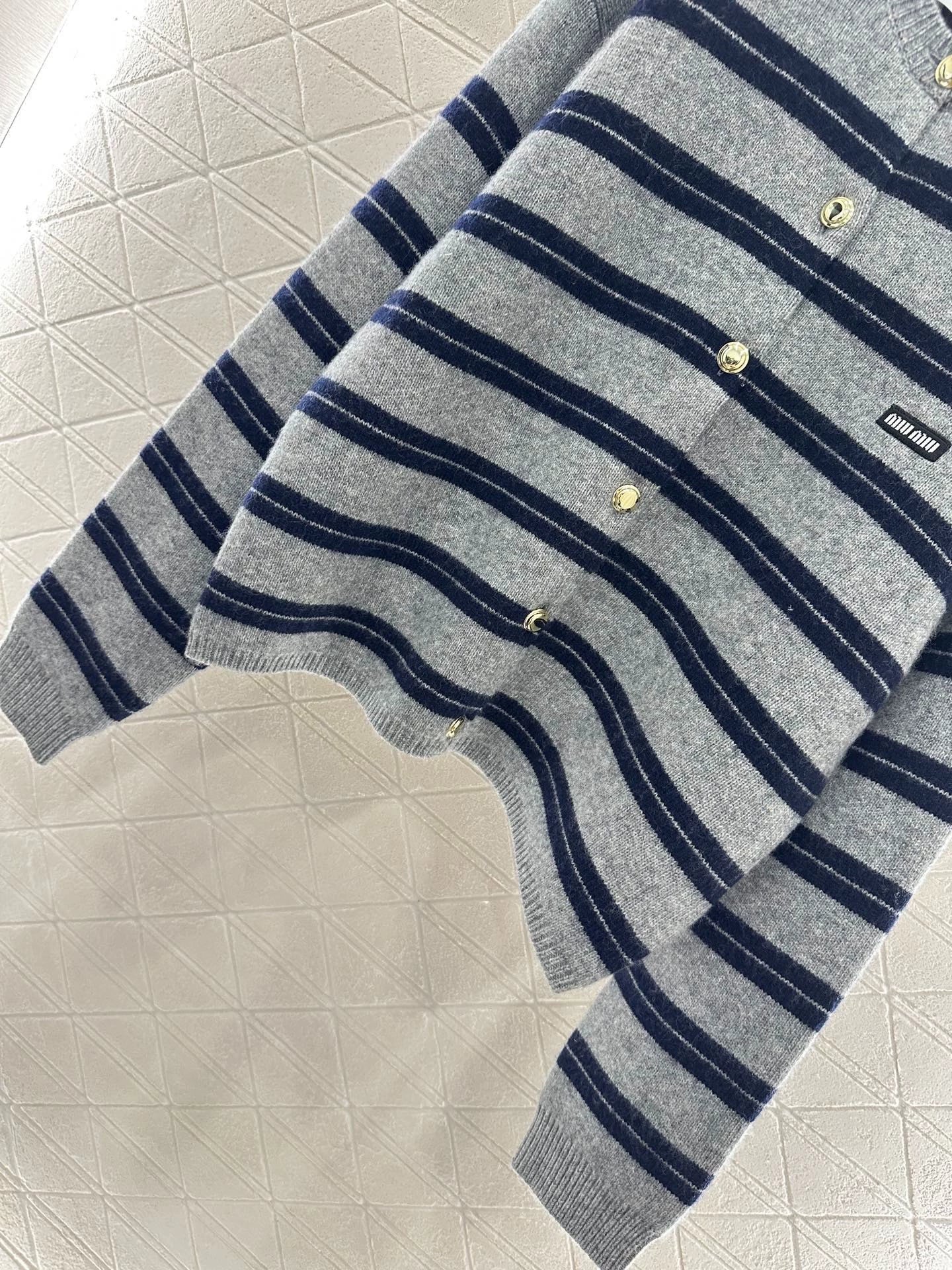 25 striped knitted long-sleeved cardigan