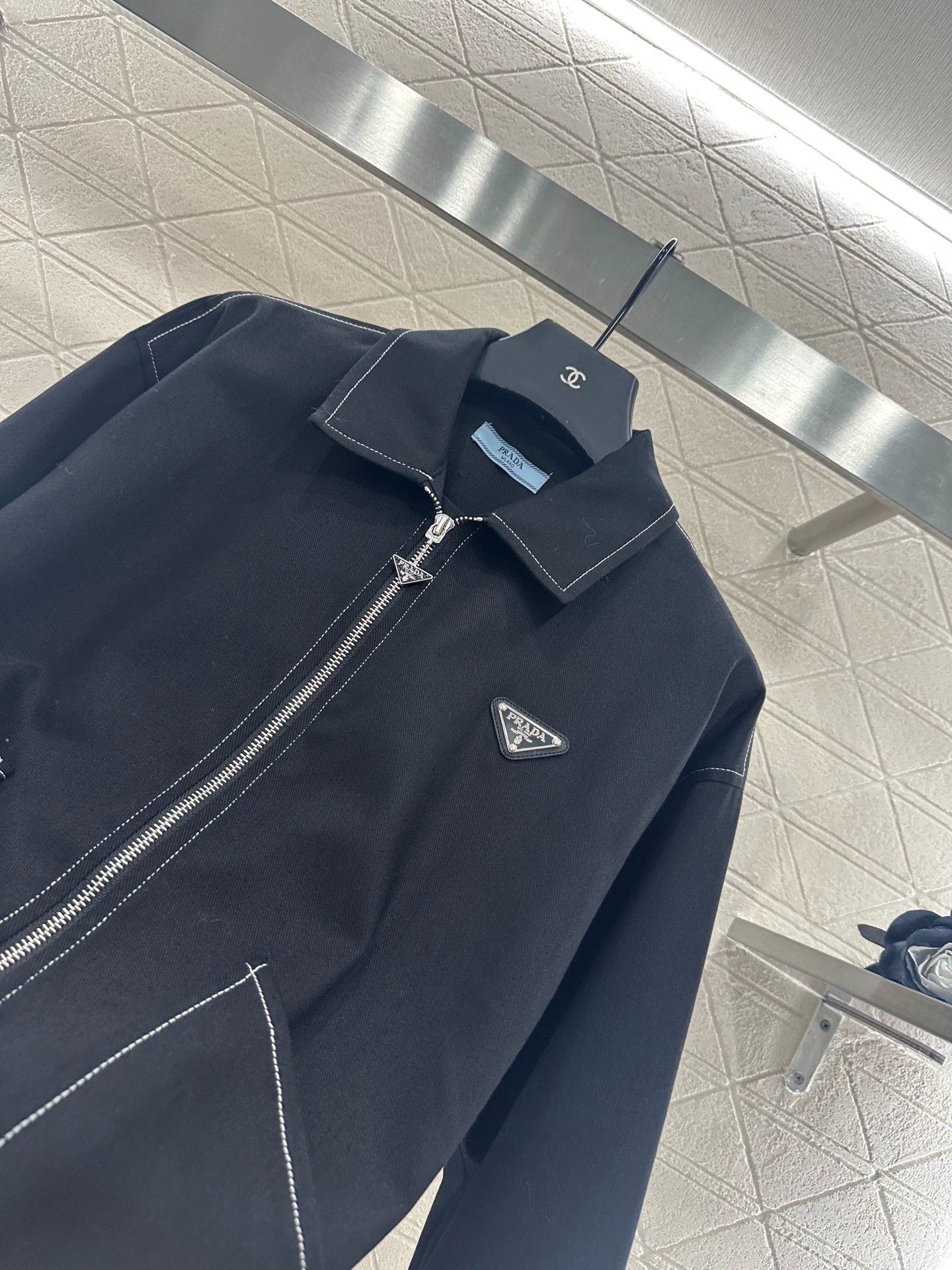 P 25 Zippered Outline Lapel Jacket
