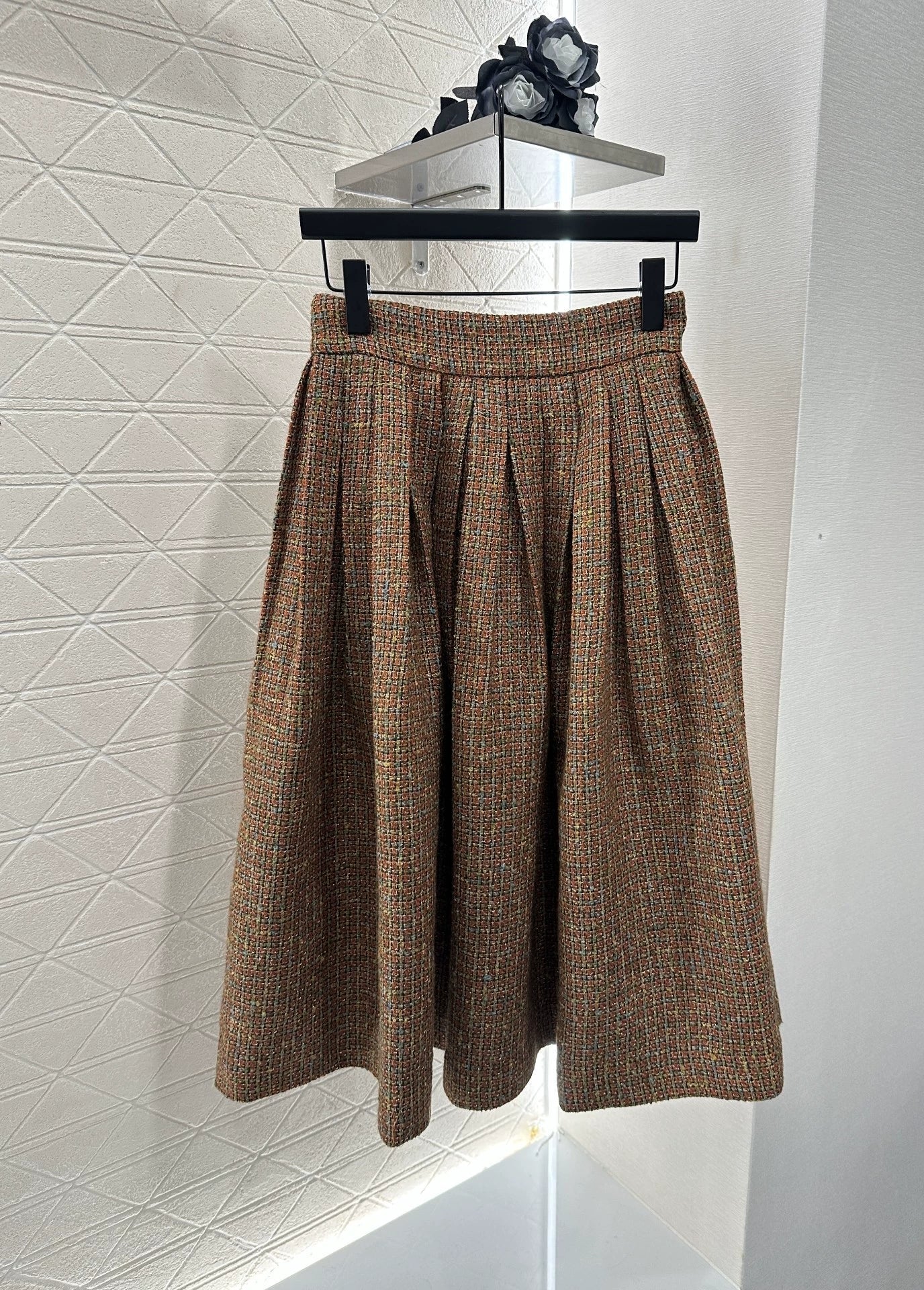 C 25 new styles featuring a lapel dress with beaded hem and skirt set