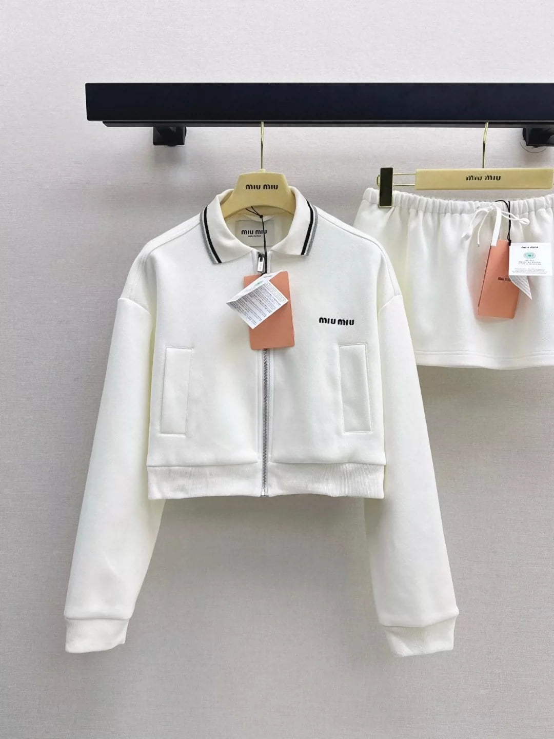 25 zipper jacket and skirt suit