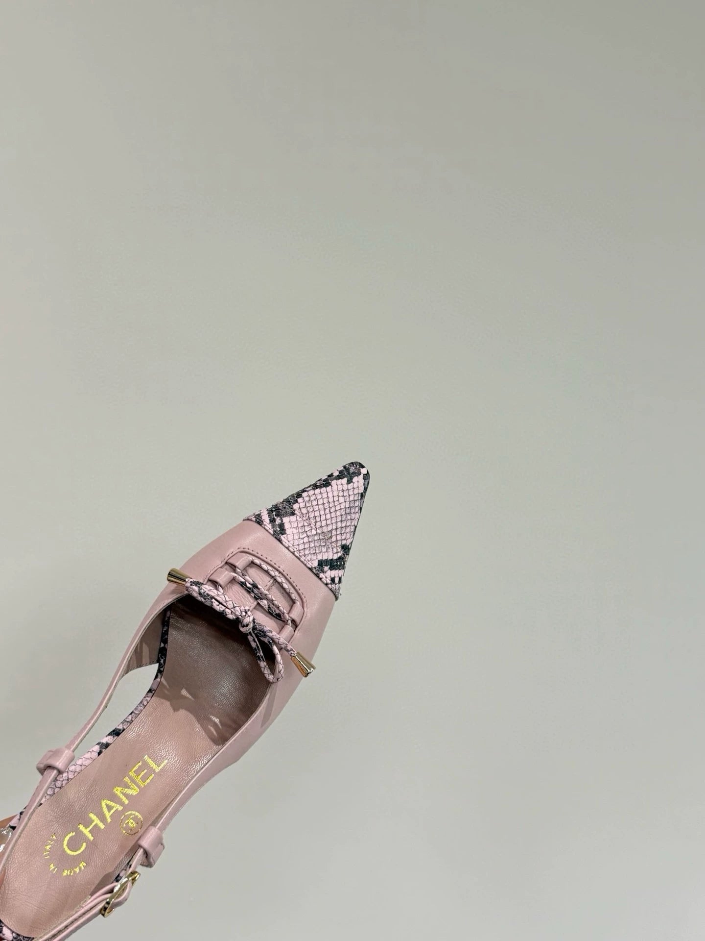 Serpentine pointed cat heel high heels