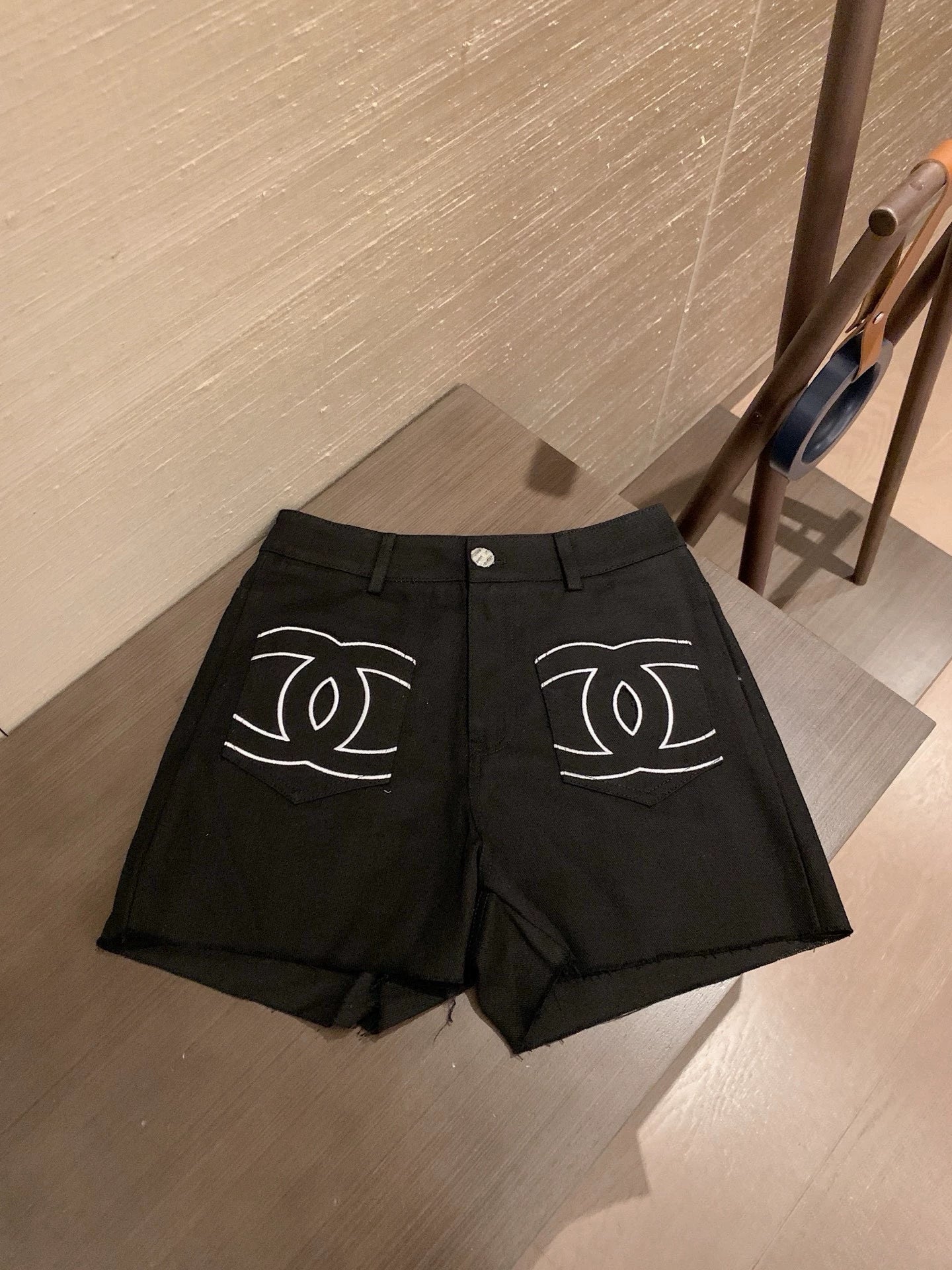 25 Summer new contrast color positioning embroidery pocket denim shorts
