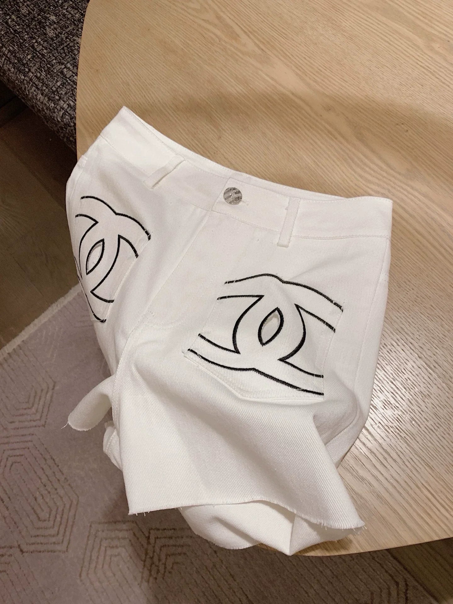25 Summer new contrast color positioning embroidery pocket denim shorts
