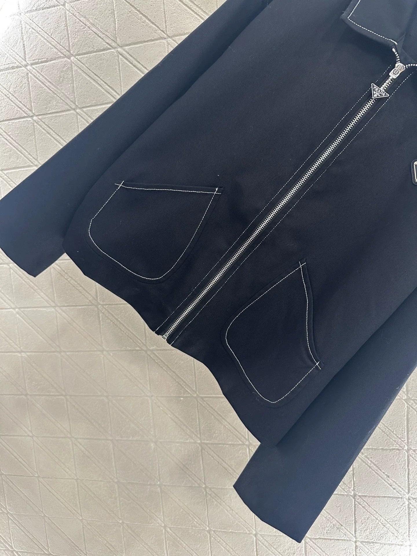 P 25 Zippered Outline Lapel Jacket