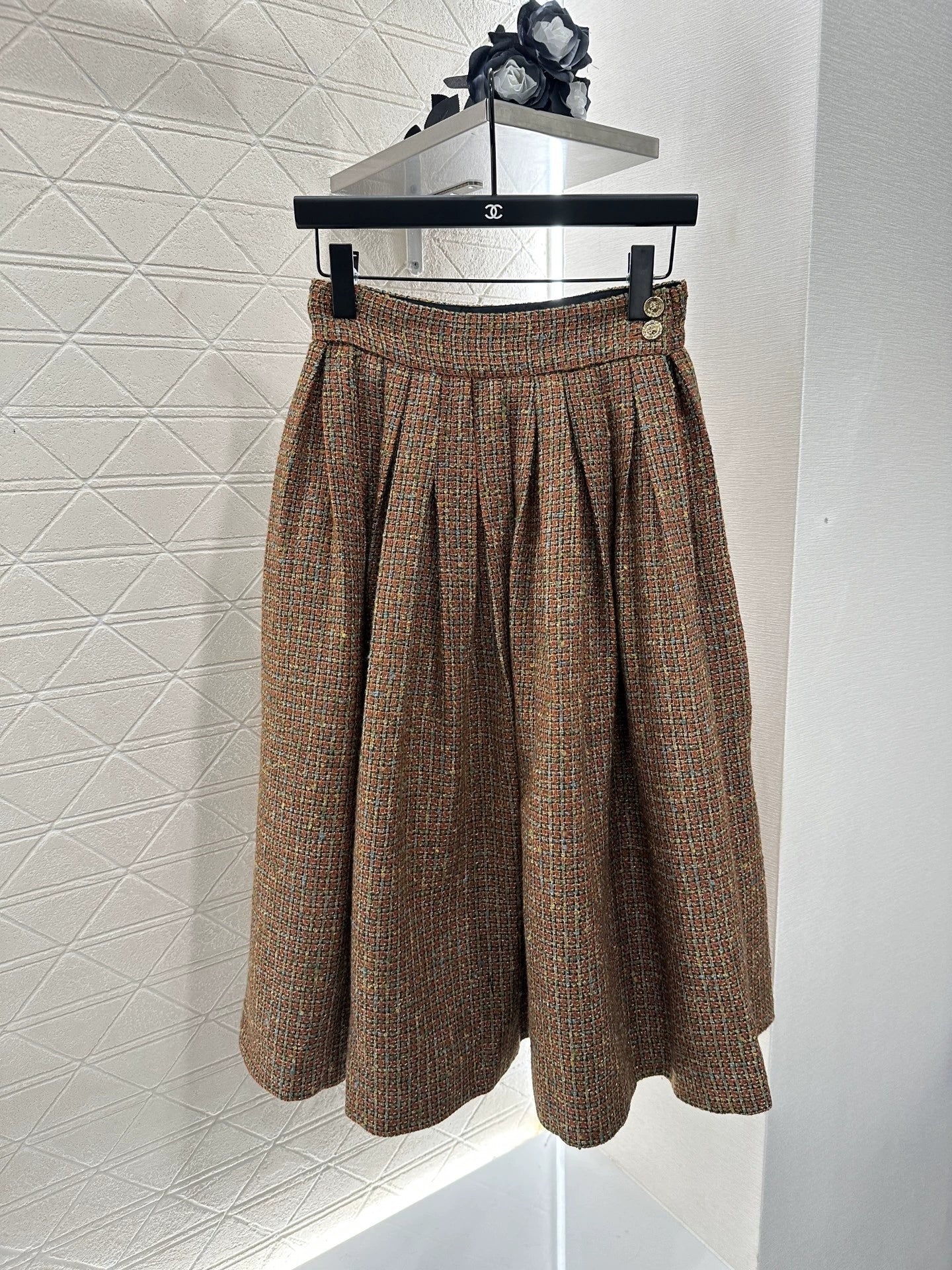 C 25 new styles featuring a lapel dress with beaded hem and skirt set