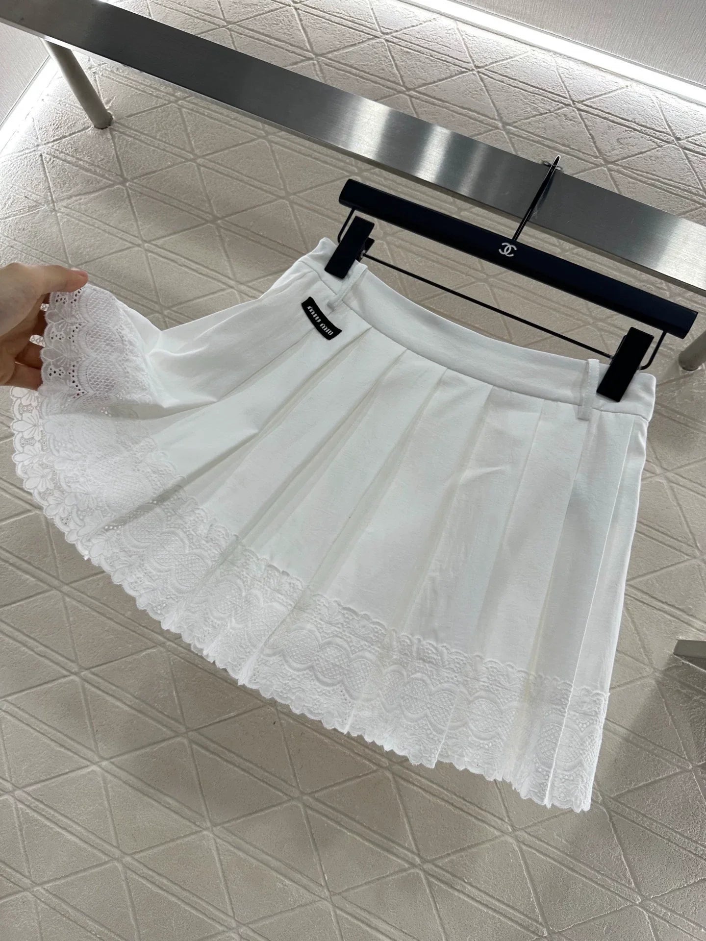 M 25 High-waisted lace pleated skirt