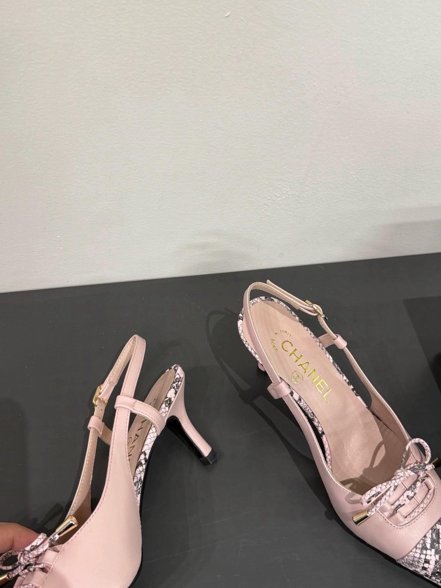 Serpentine pointed cat heel high heels