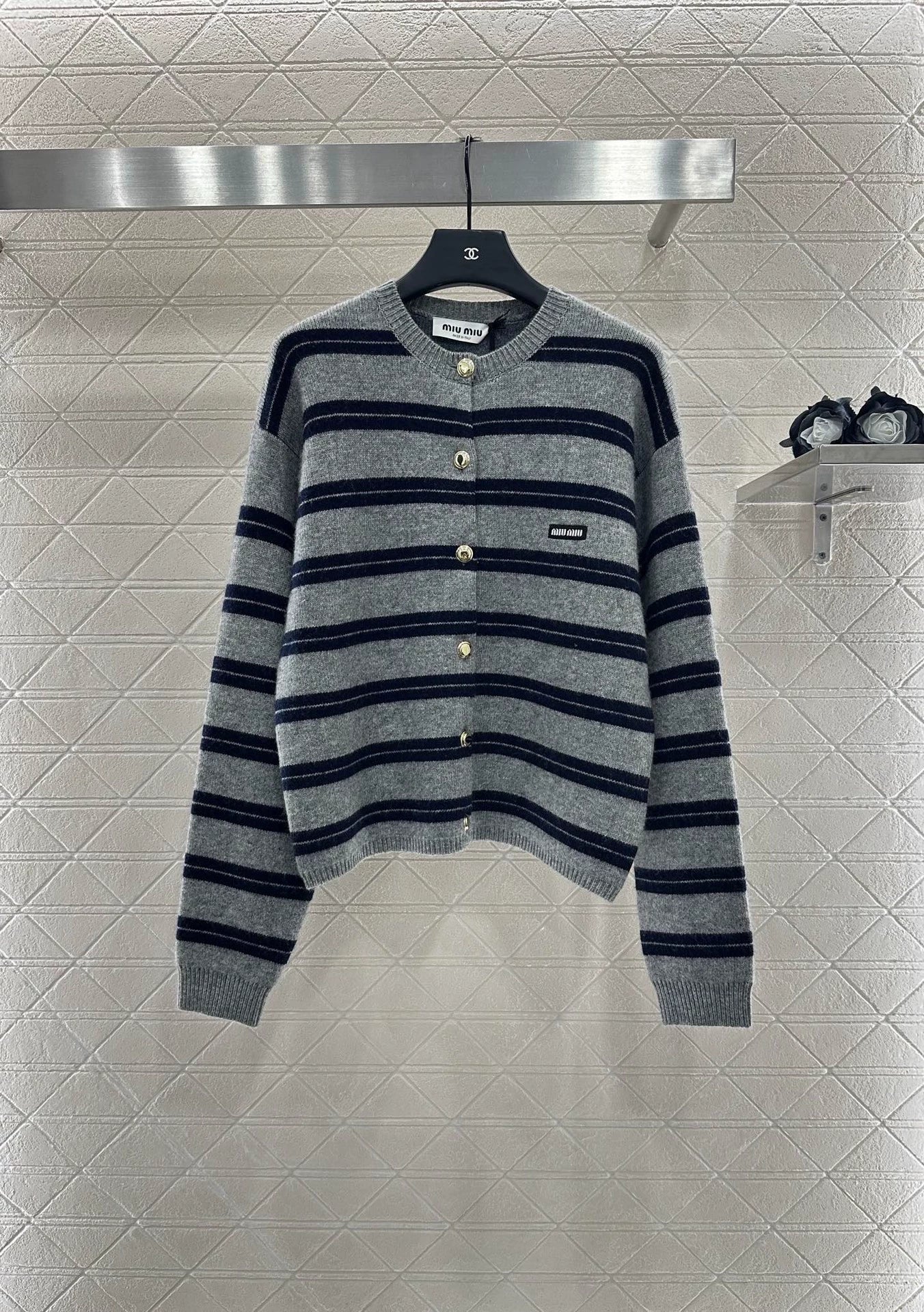25 striped knitted long-sleeved cardigan