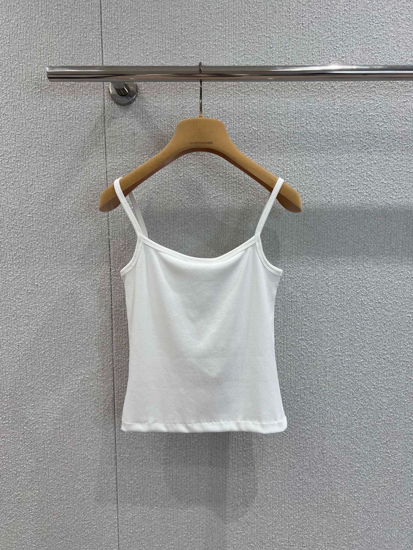 25 Lettering embroidered camisole