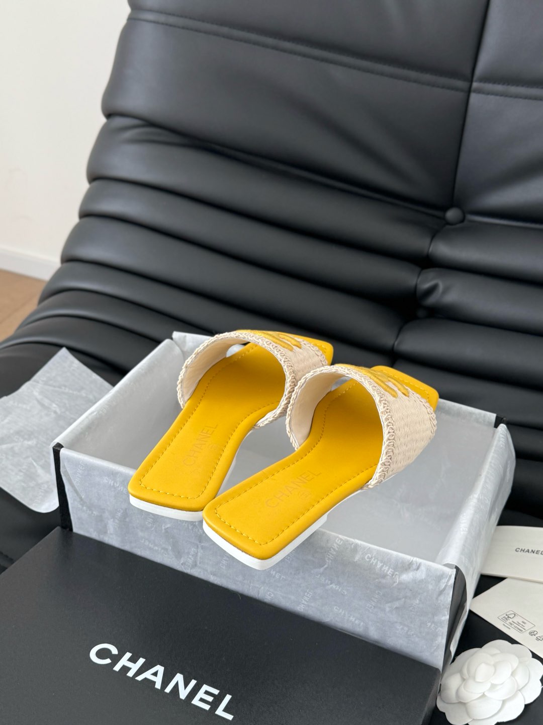 SLIDE IN RAFFIA AND LIGHT YELLOW LAMBSKIN