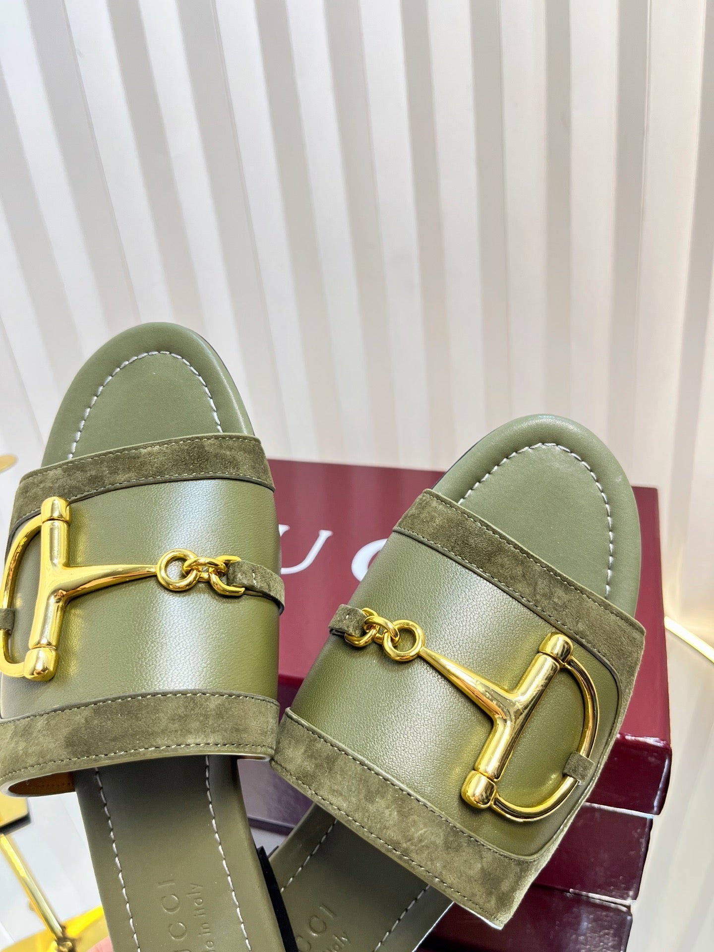 25 Horsebit Sandals 10mm Dark Green Suede Sheepskin 294651