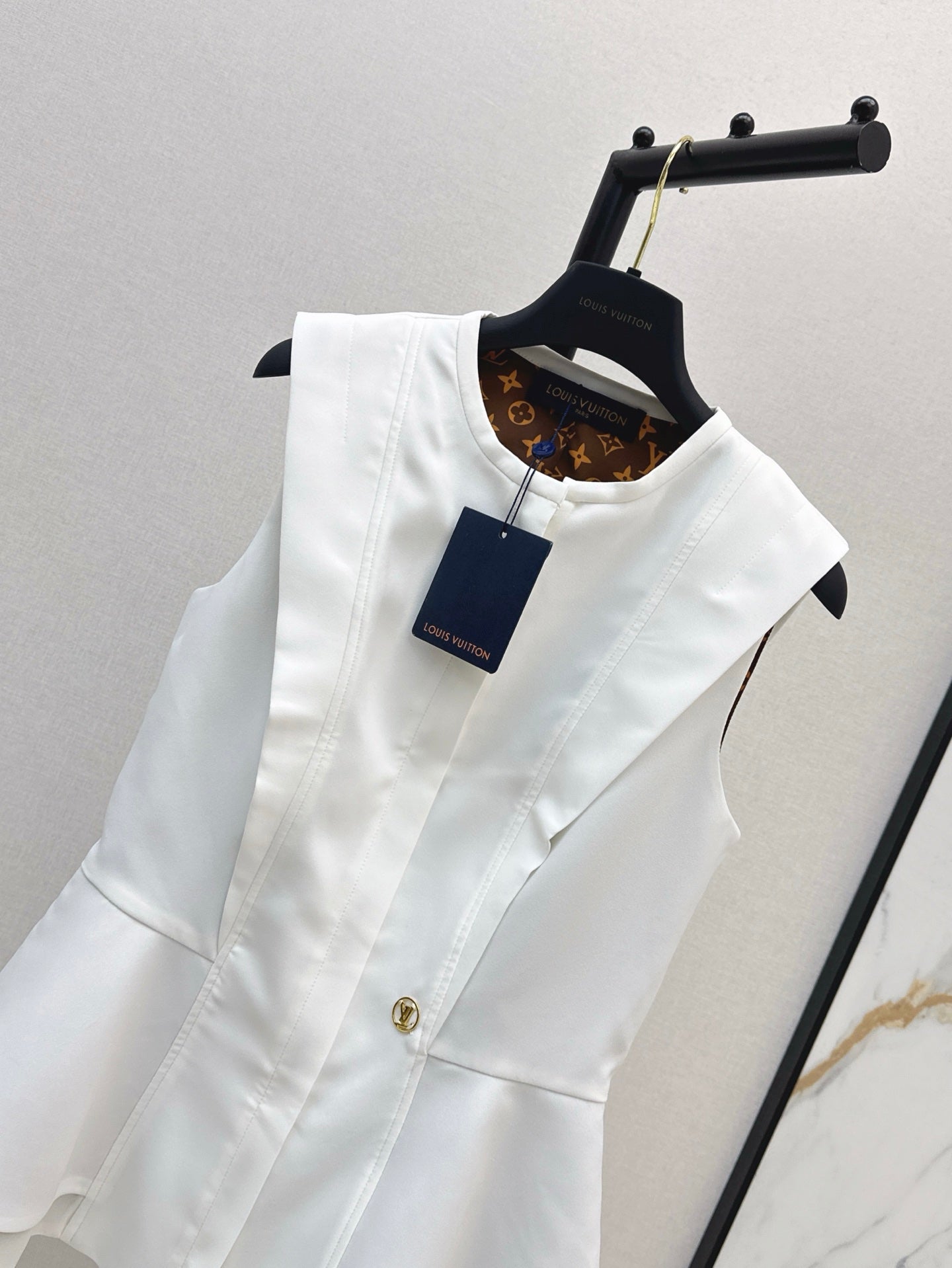 25ss sleeveless shirt