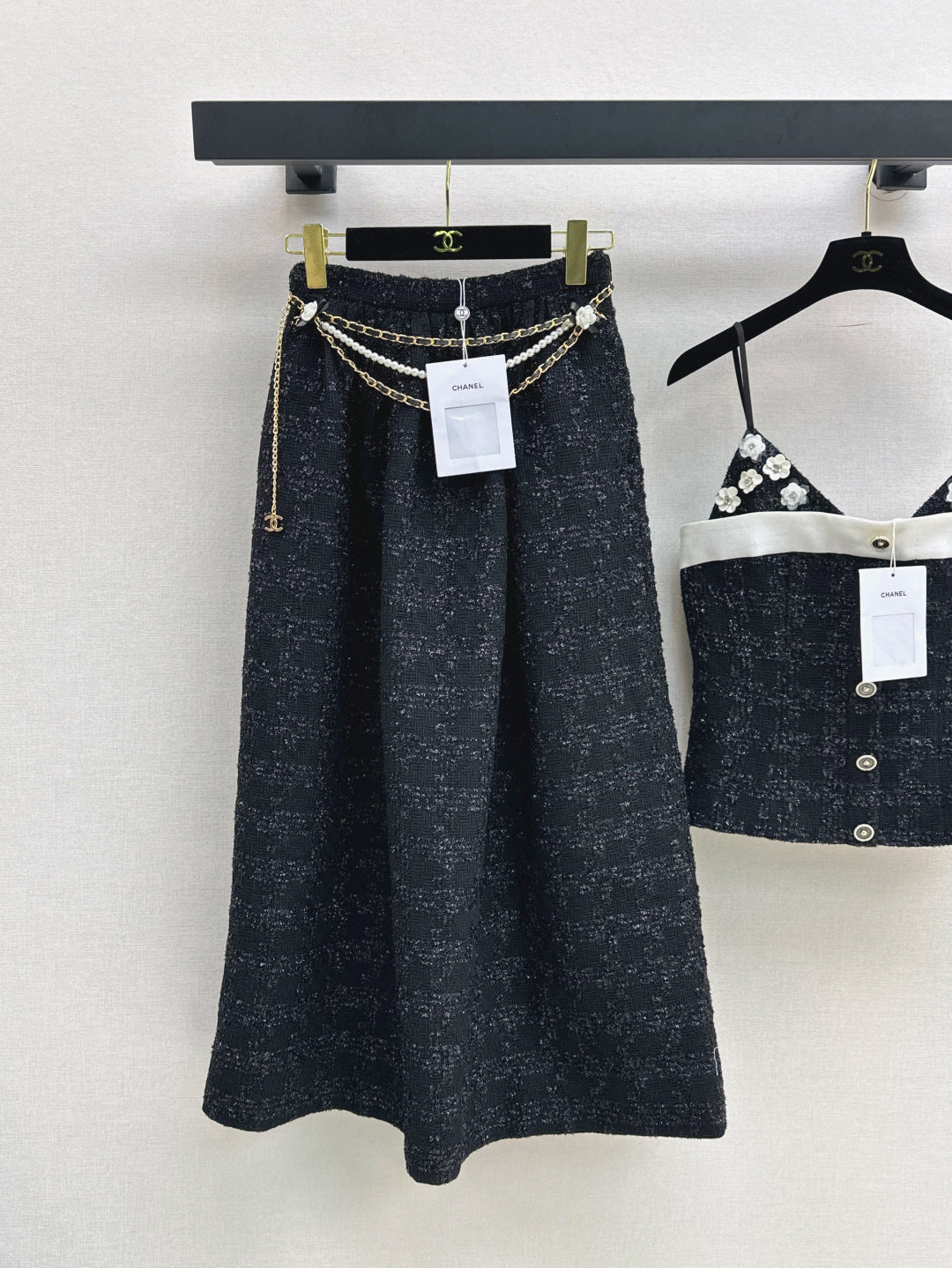 C 25 High-waisted pleated skirt with waist chain