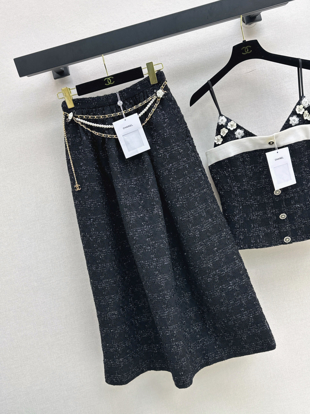 C 25 High-waisted pleated skirt with waist chain