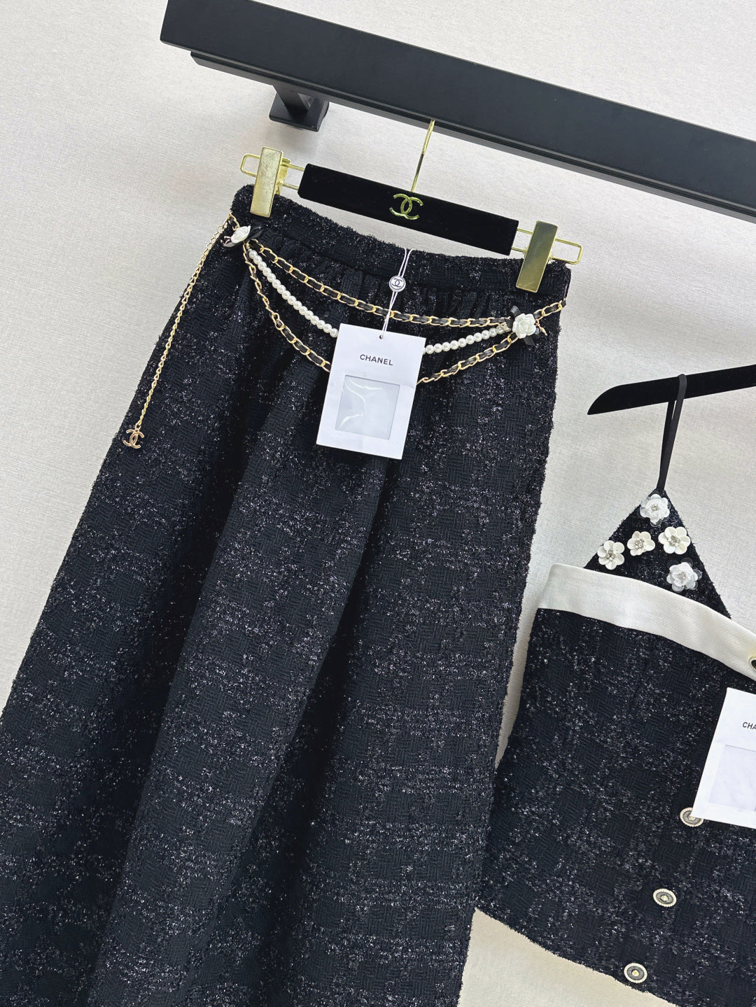C 25 High-waisted pleated skirt with waist chain