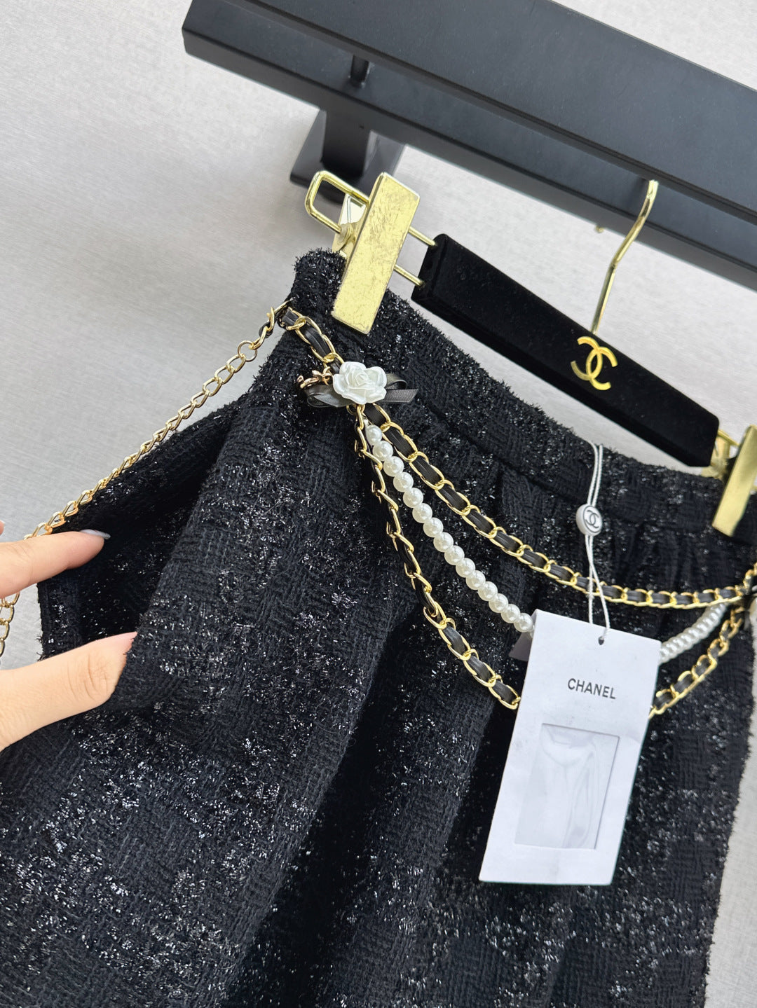 C 25 High-waisted pleated skirt with waist chain