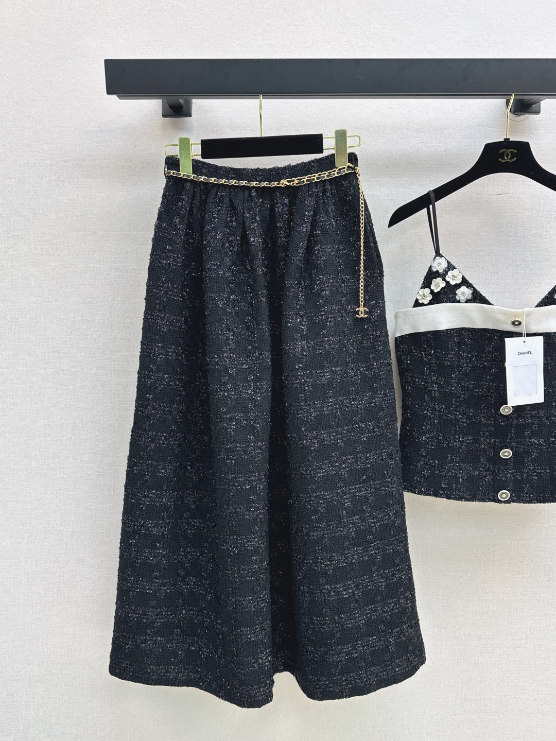 C 25 High-waisted pleated skirt with waist chain