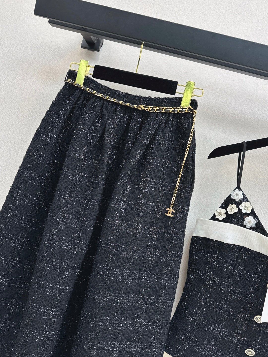 C 25 High-waisted pleated skirt with waist chain