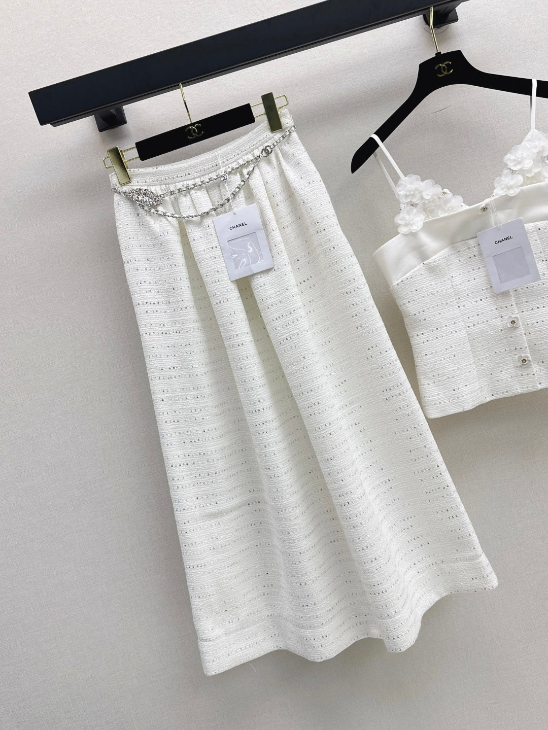 C 25 High-waisted pleated skirt with waist chain