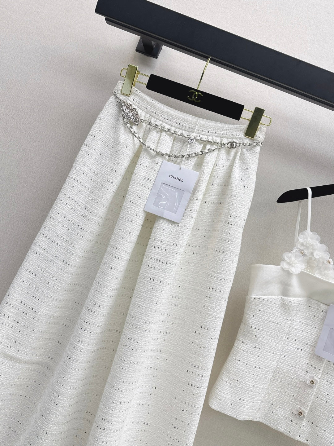 C 25 High-waisted pleated skirt with waist chain