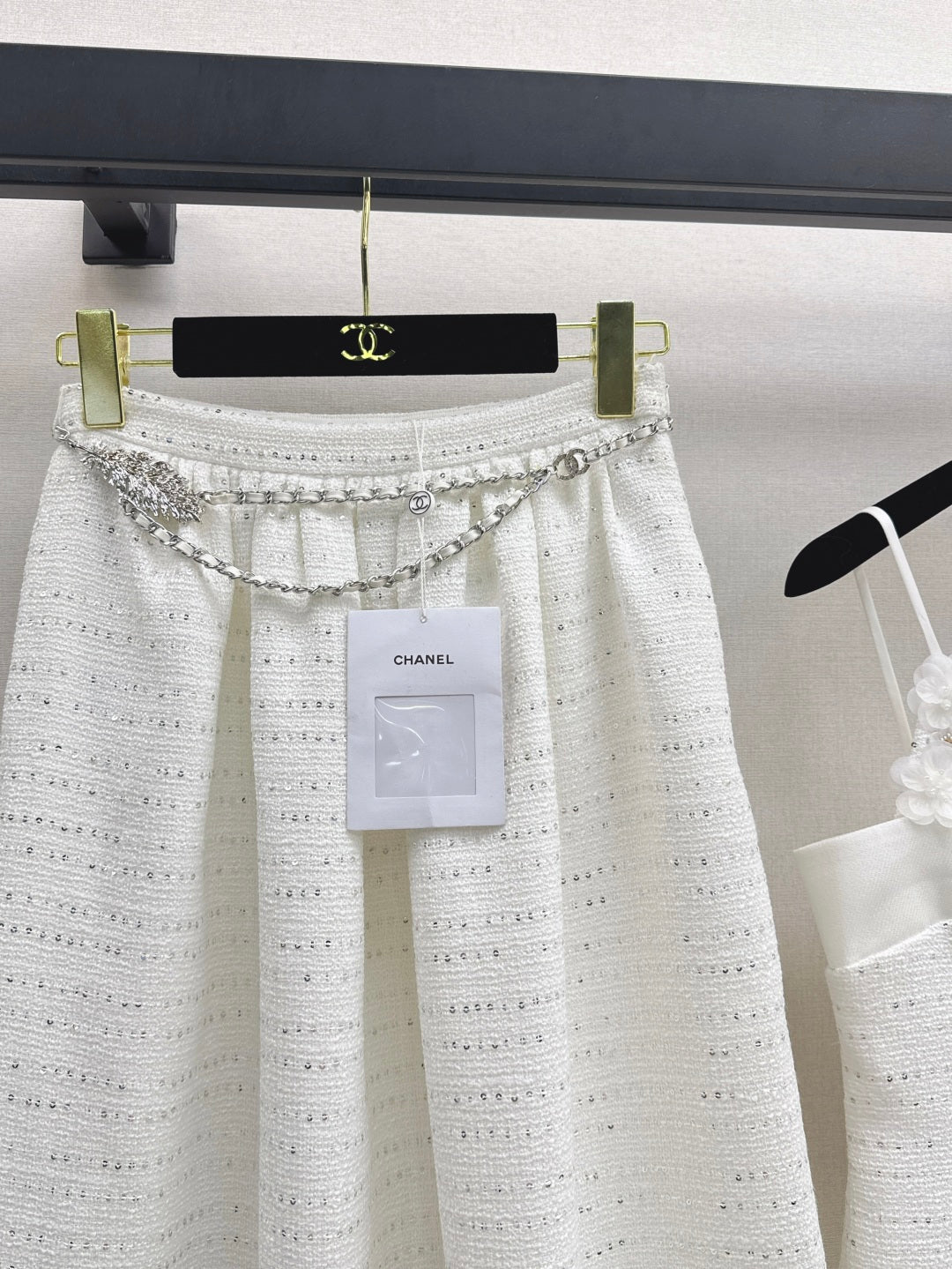 C 25 High-waisted pleated skirt with waist chain