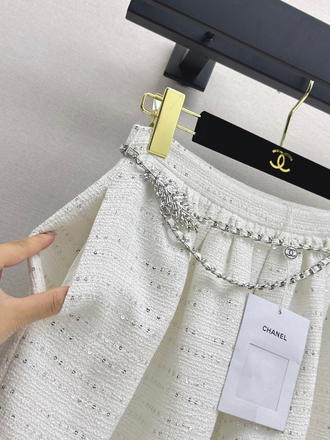 C 25 High-waisted pleated skirt with waist chain
