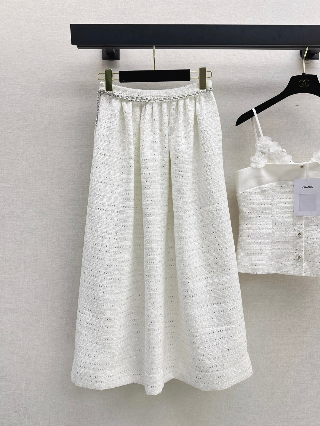 C 25 High-waisted pleated skirt with waist chain