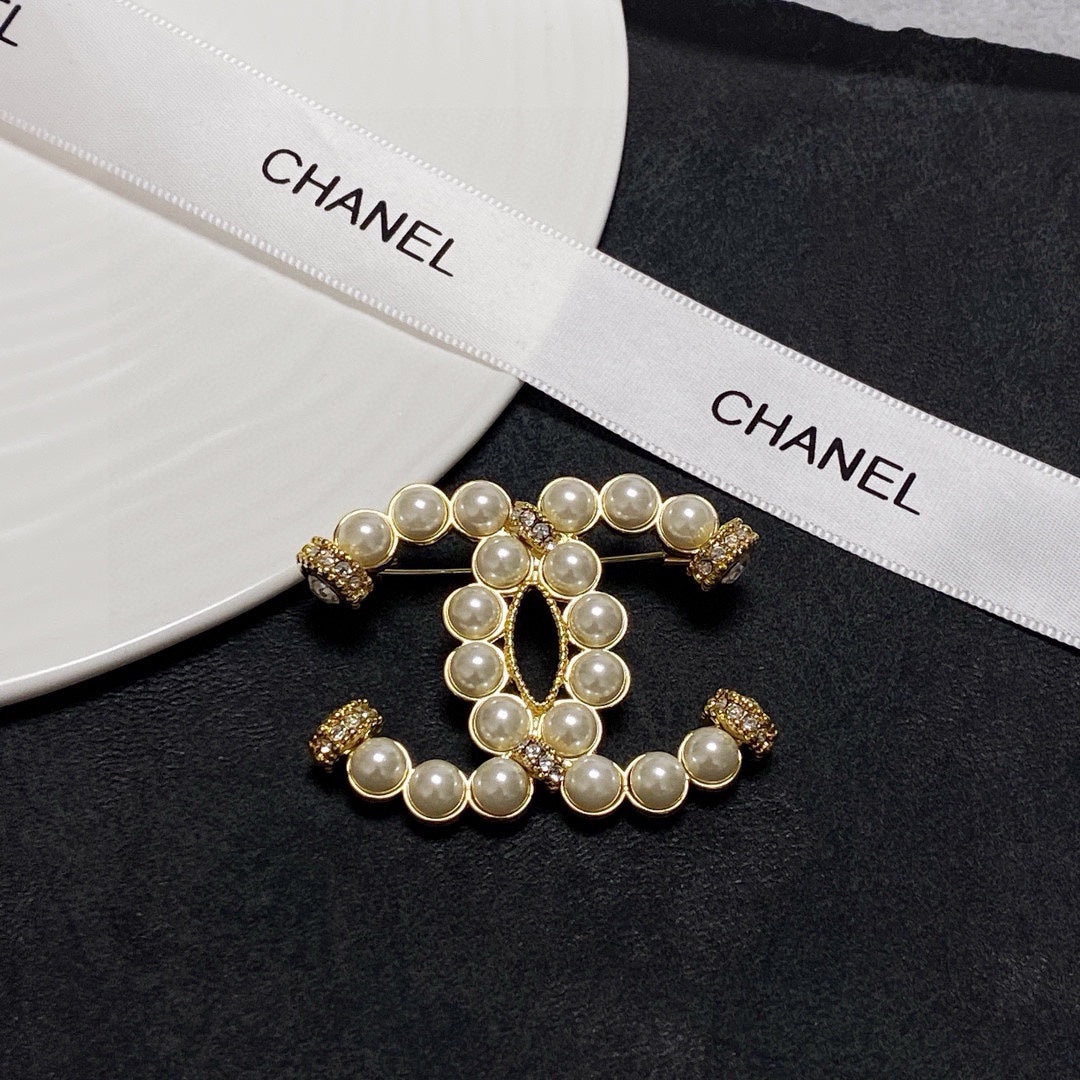 25fw Pearl logo brooch