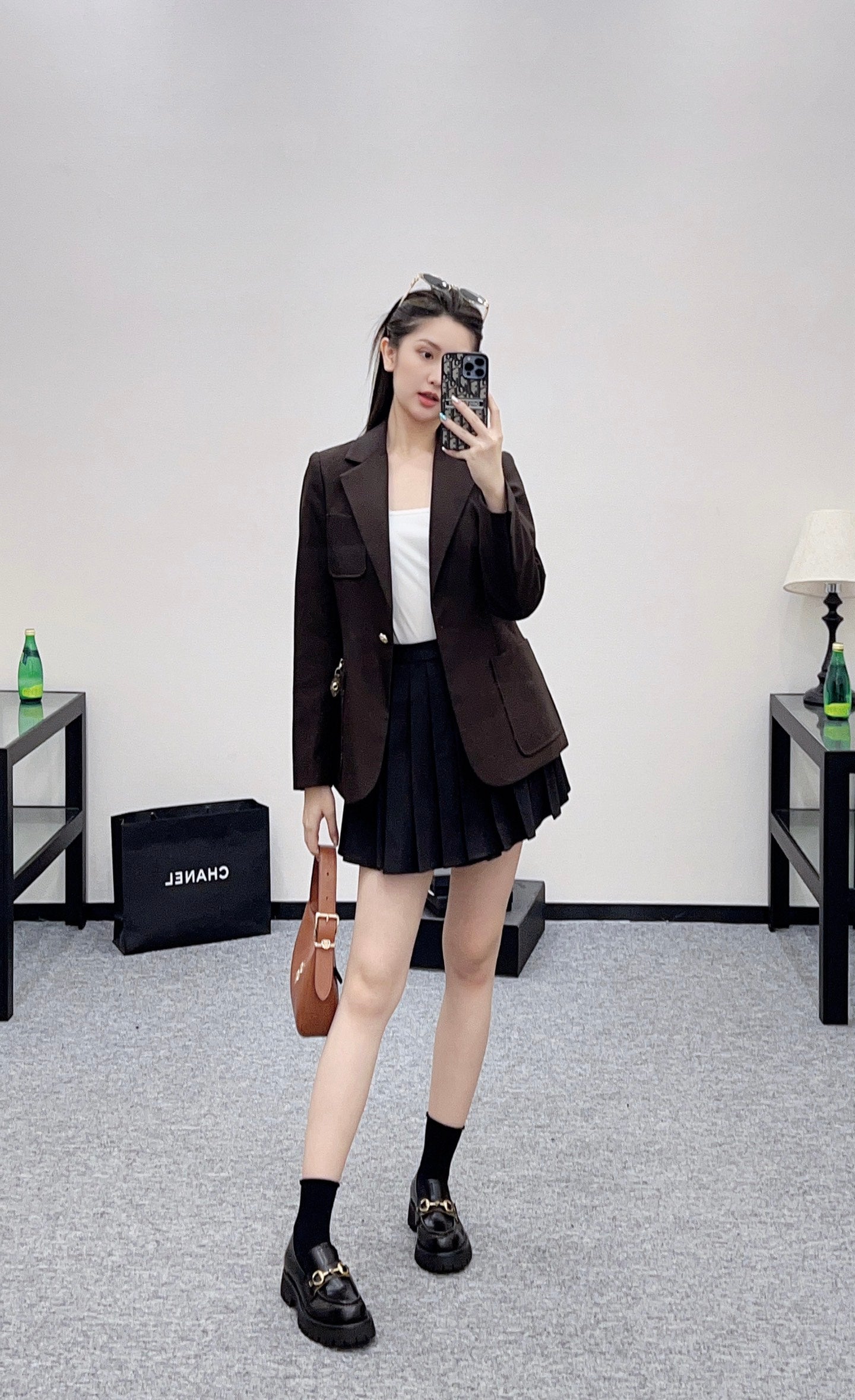 25 High-waisted pleated skirt with one side buckle