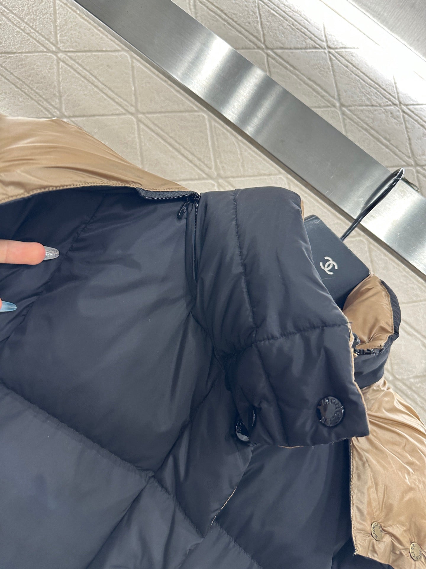 25 Detachable hooded waist-hugging mid-length down jacket