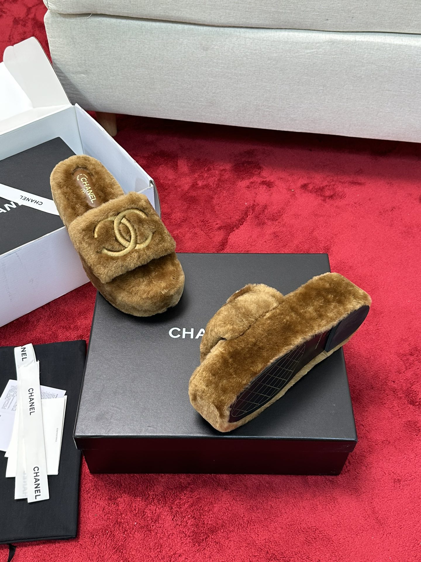 25 Thick soled hairy slippers