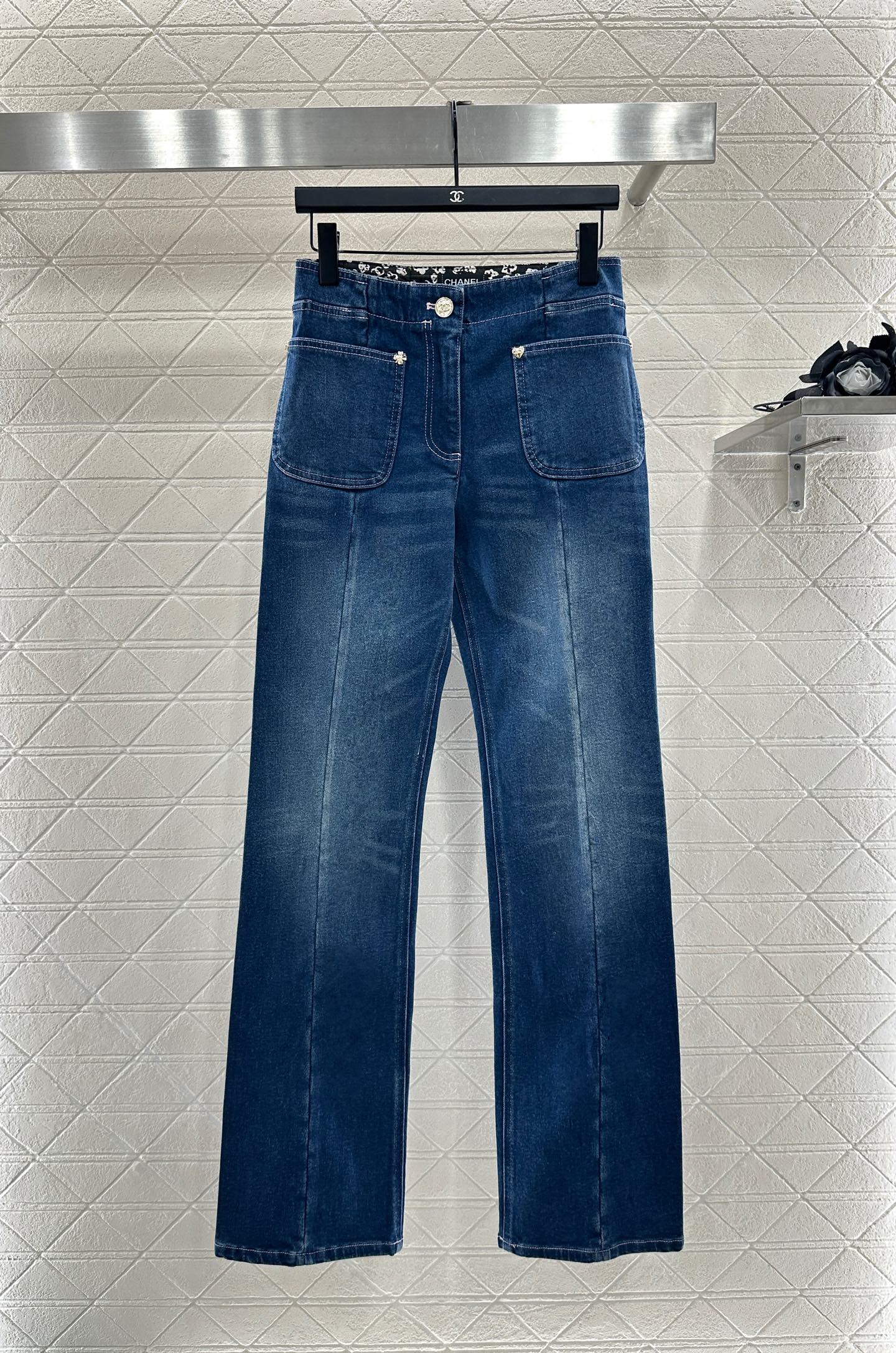 25 Distressed stretch jeans