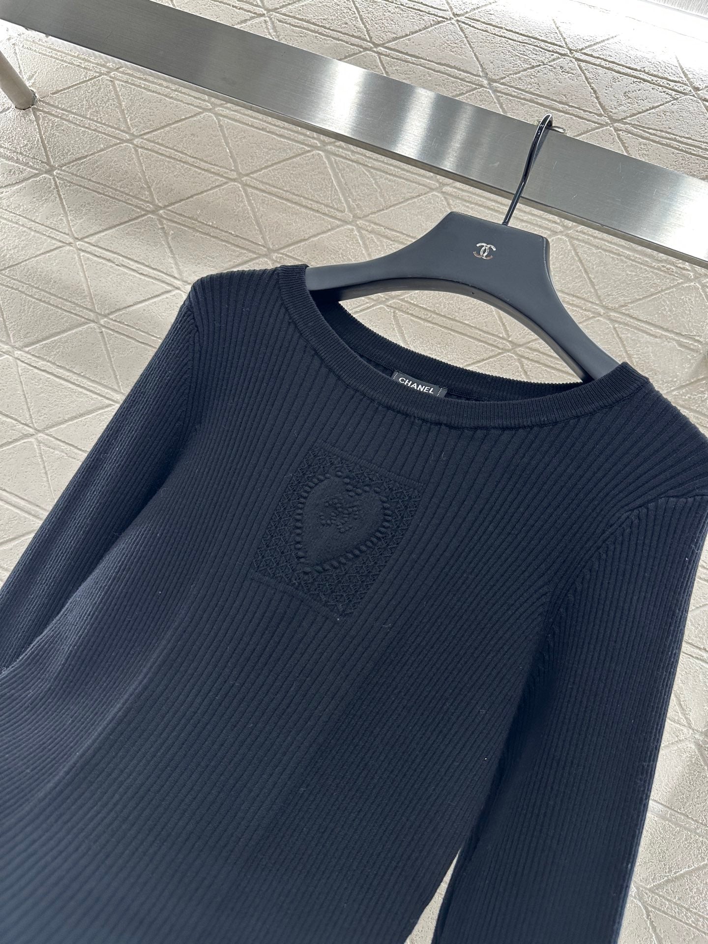 Heart-shaped knitted long-sleeved top