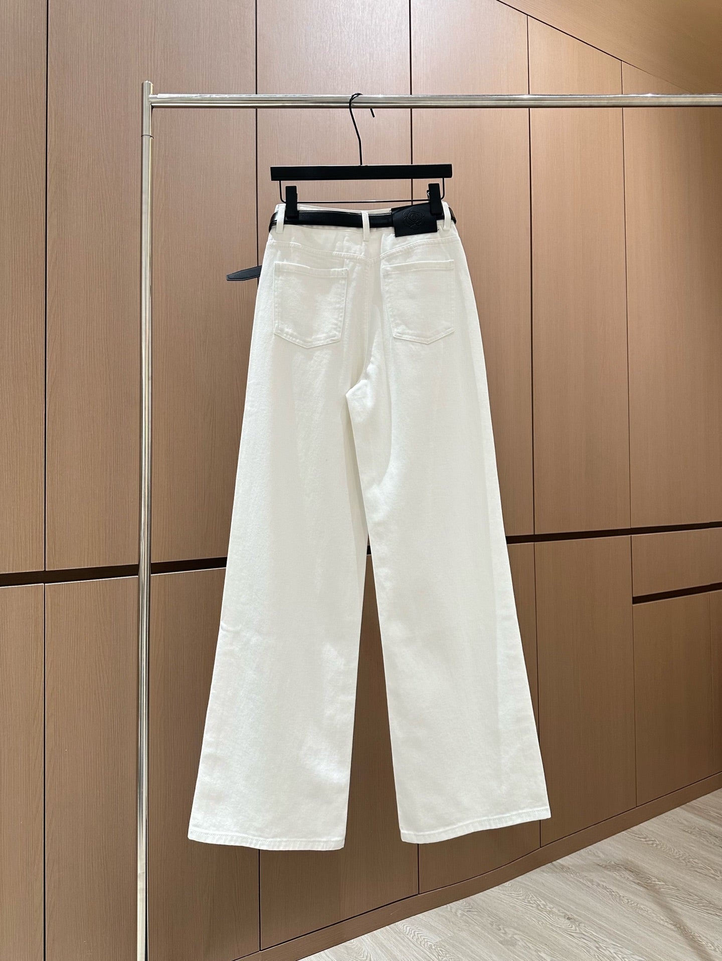 Double-pocket embellished jeans [with belt]