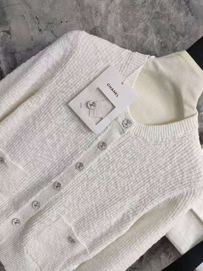 25 new white knitted cardigan