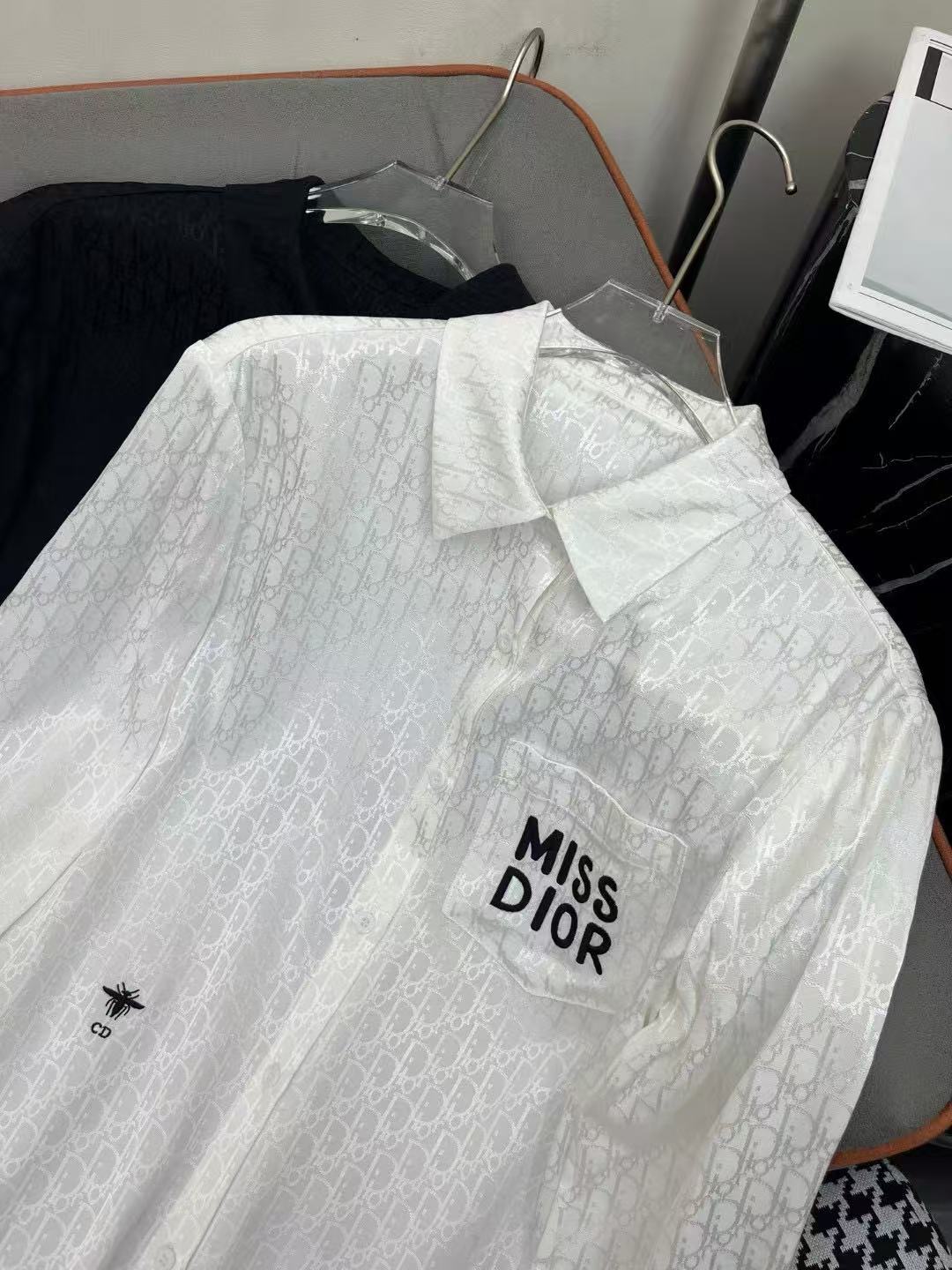Fashionable Pearlescent Jacquard Fabric Letter Embroidery Shirt