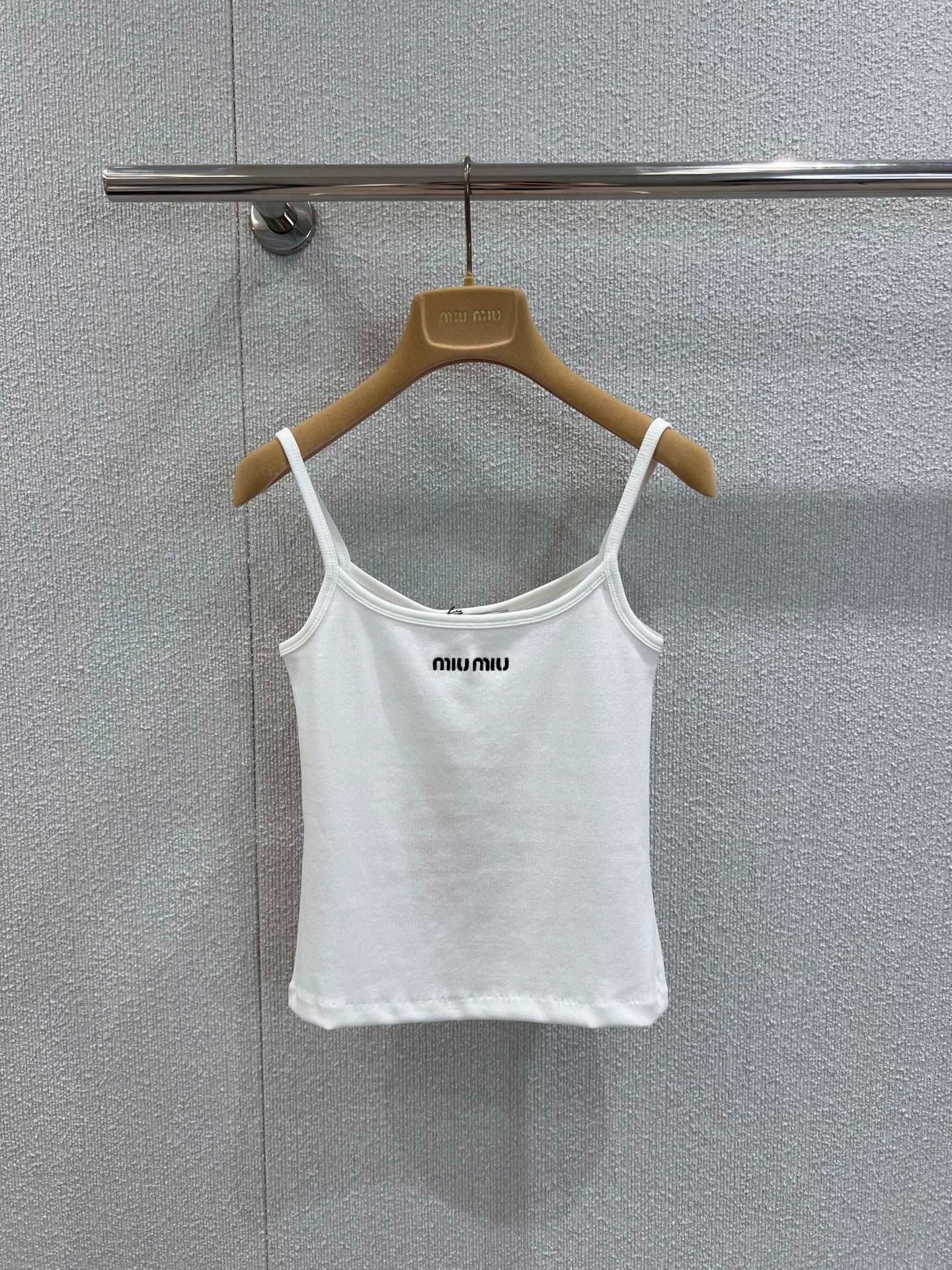 25 Lettering embroidered camisole