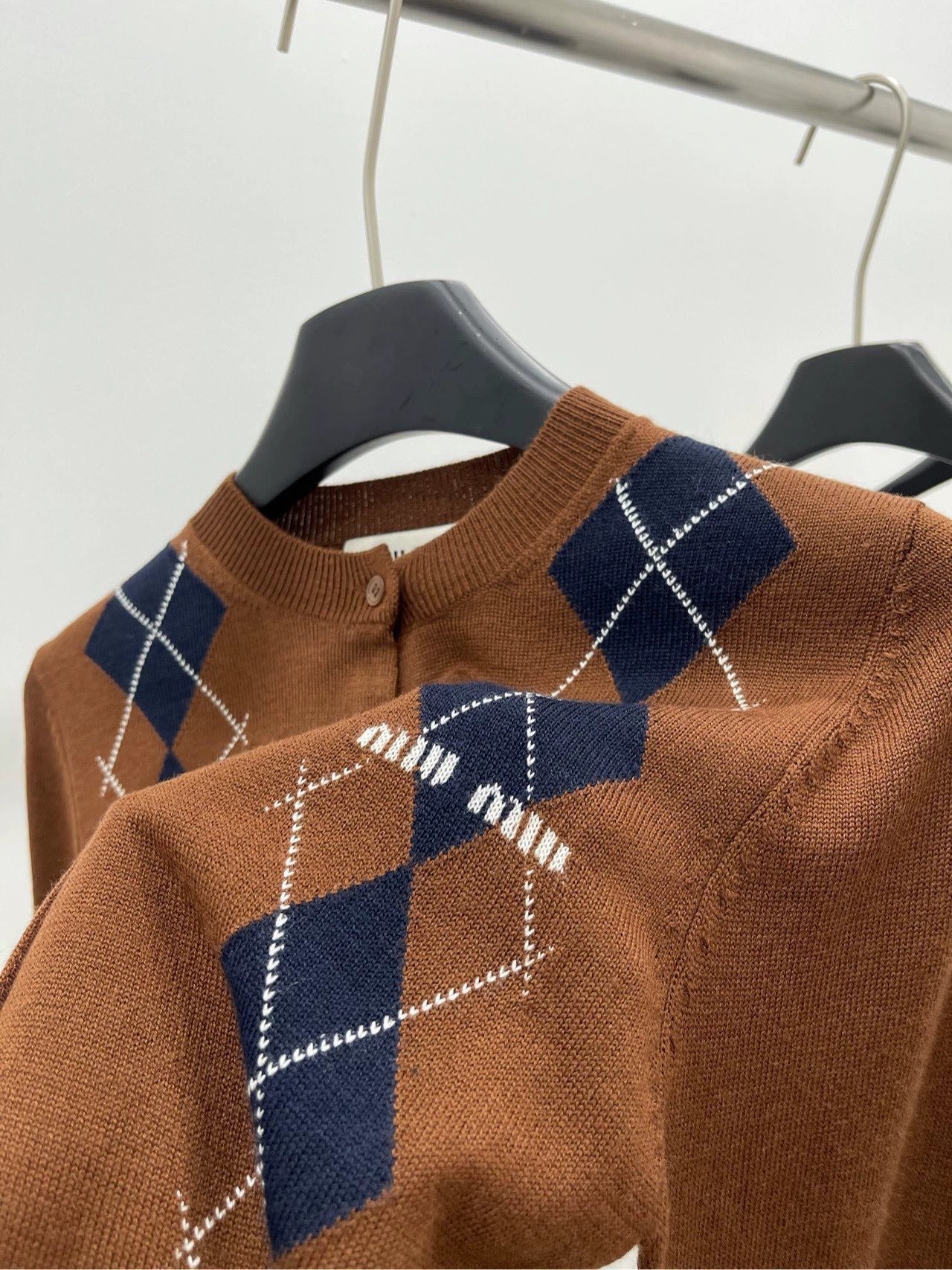 25ss coffee color diamond round neck long sleeve cardigan