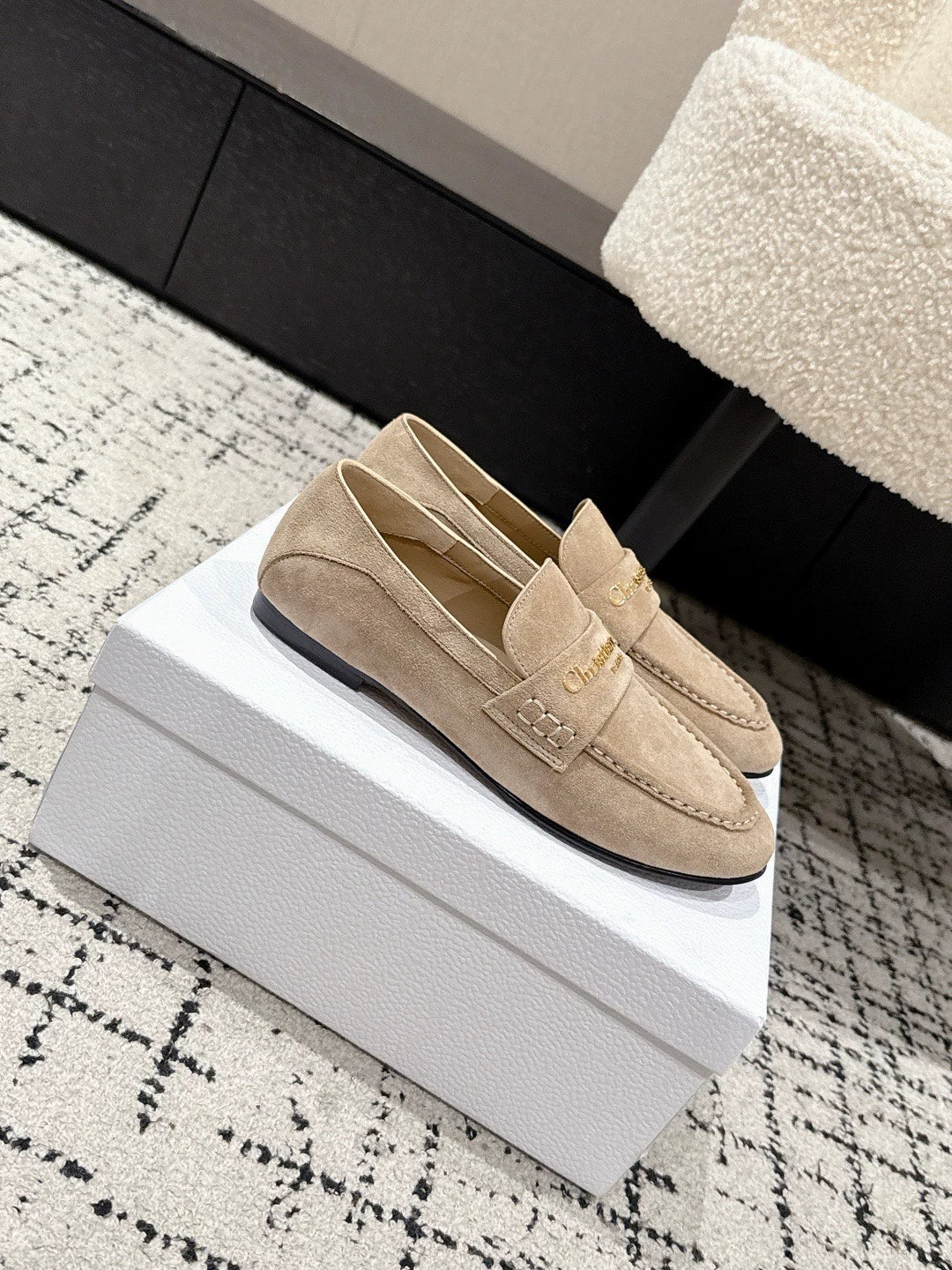 Metal letter buckle loafers