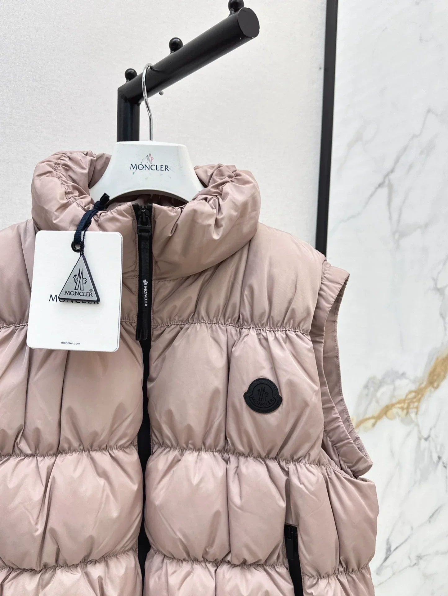 25 Collar decoration down vest