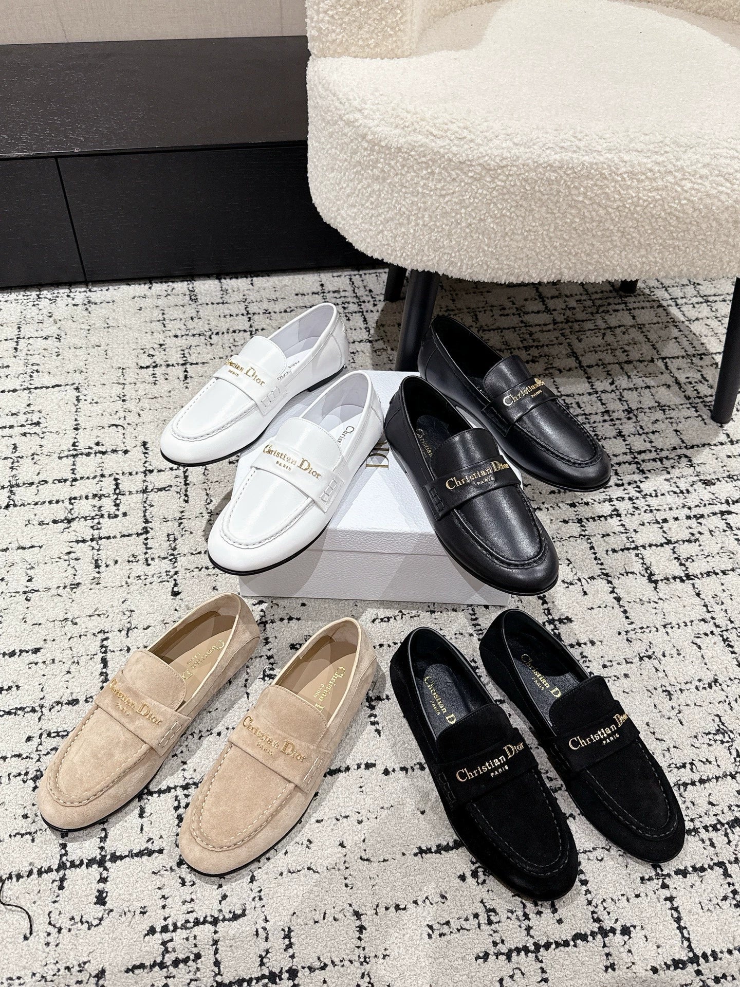 Metal letter buckle loafers