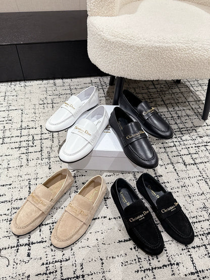 Metal letter buckle loafers