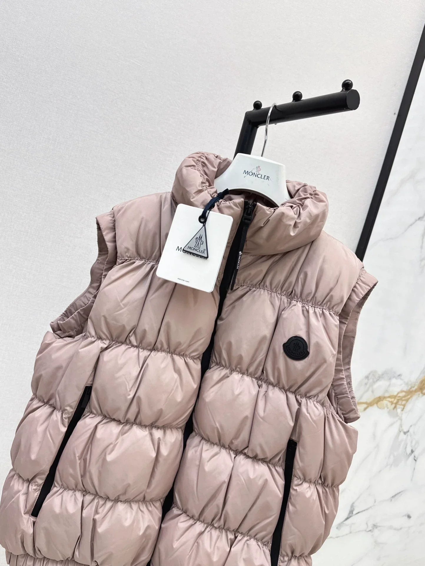 25 Collar decoration down vest