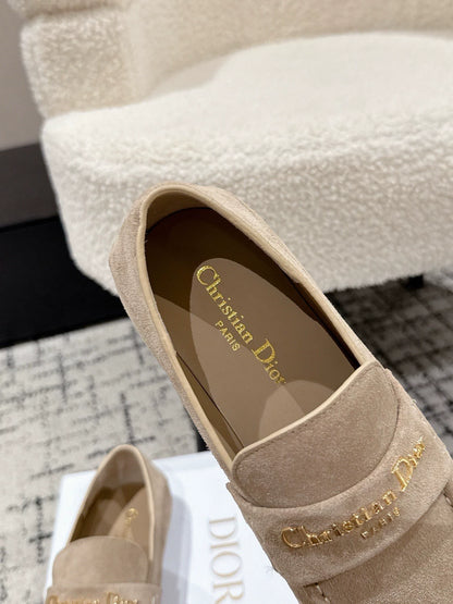 Metal letter buckle loafers