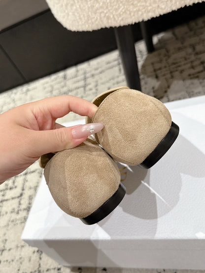 Metal letter buckle loafers