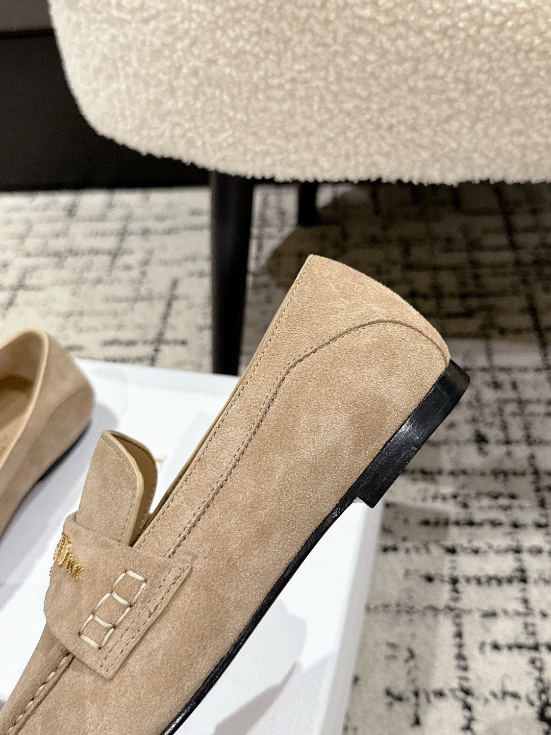 Metal letter buckle loafers